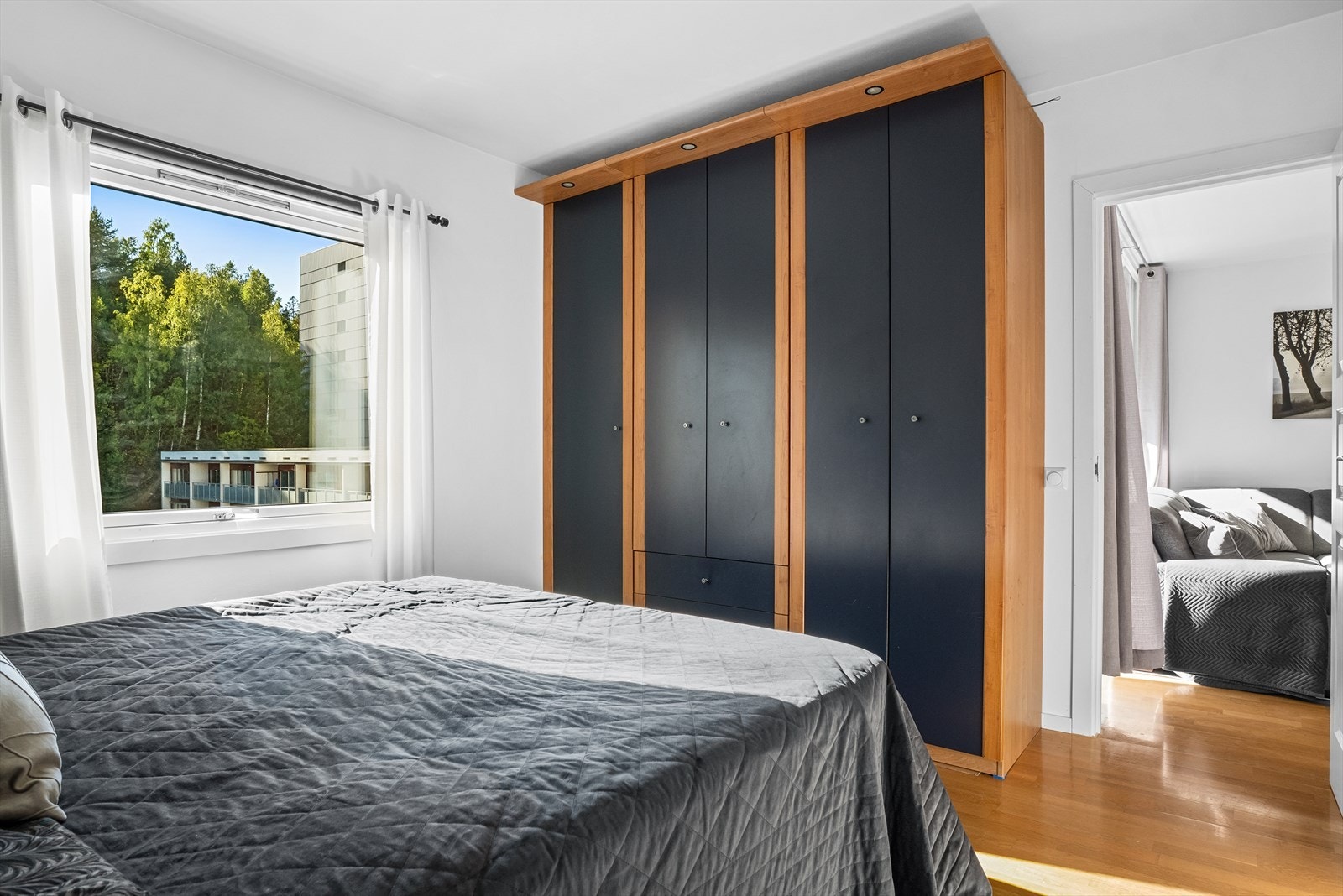 Rommet oppleves som lyst og innbydende på grunn av mye naturlig lyssinslipp! Galleribilde