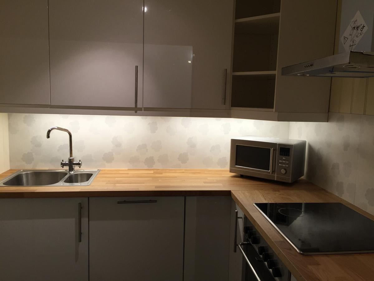 Kjøkken med integrerte hvitevarer, ny induksjonstopp, komfyr, kjøleskap etc. Galleribilde