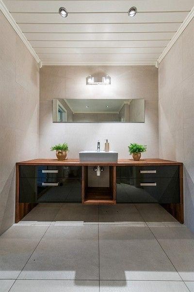 Eksklusivt og romslig bad. Skuffene på høyre side er erstattet med ny vaskemaskin Galleribilde