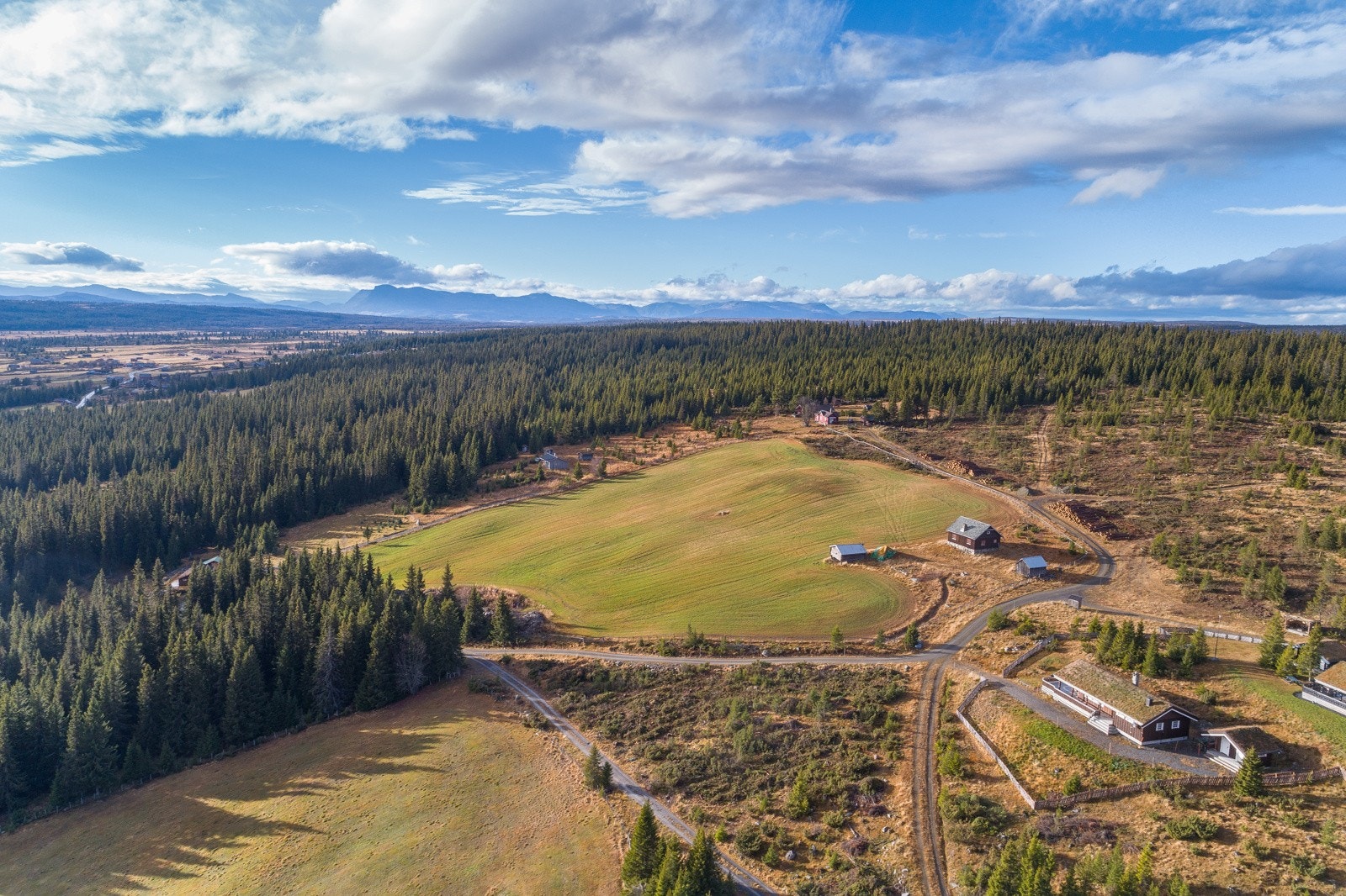Tomtene selges med helårsvei og strøm til tomtegrense. Galleribilde