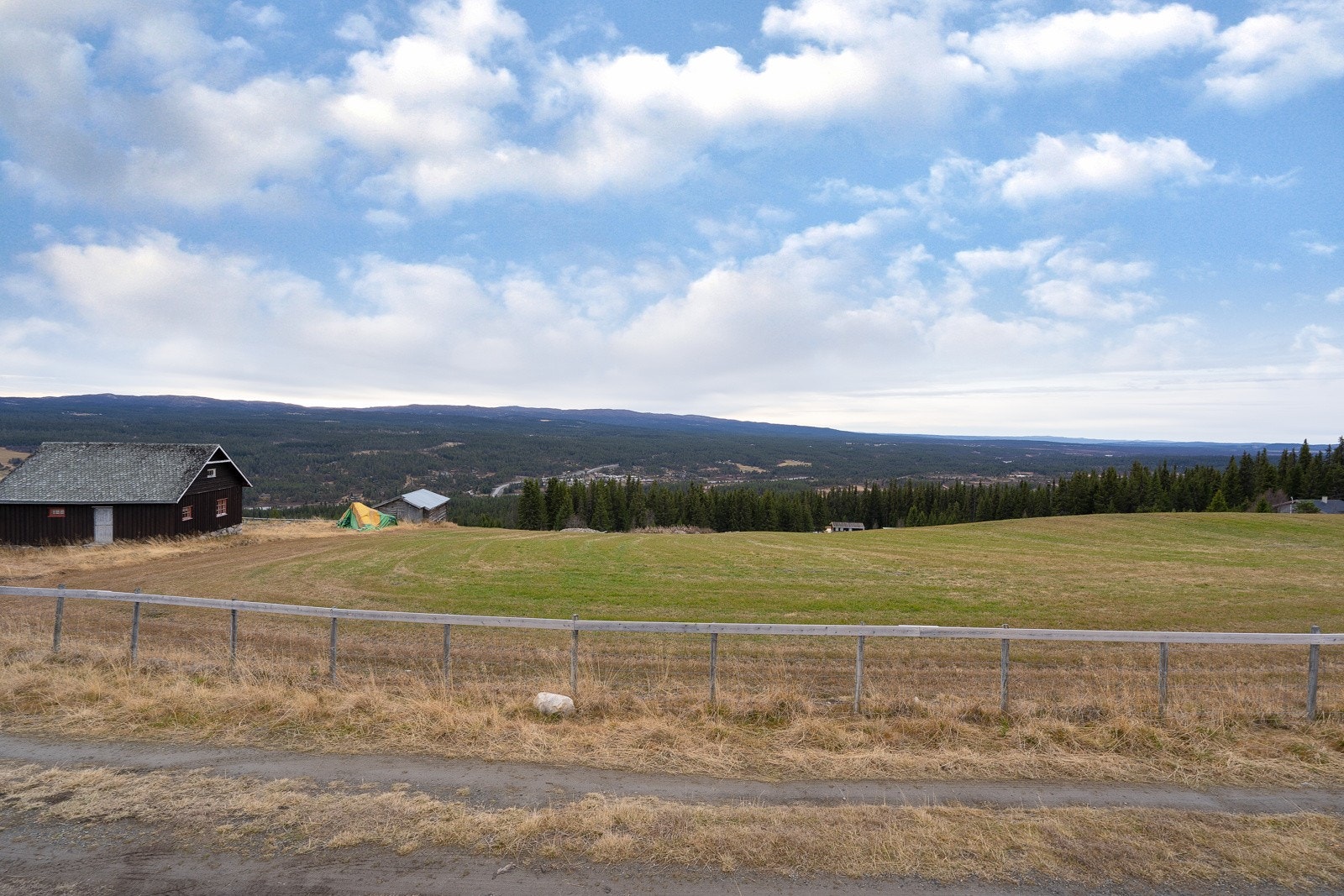Her, i dette eldre stølsområdet, er det stille og fredelig med kun noen få hytter i nærmorådet. Galleribilde
