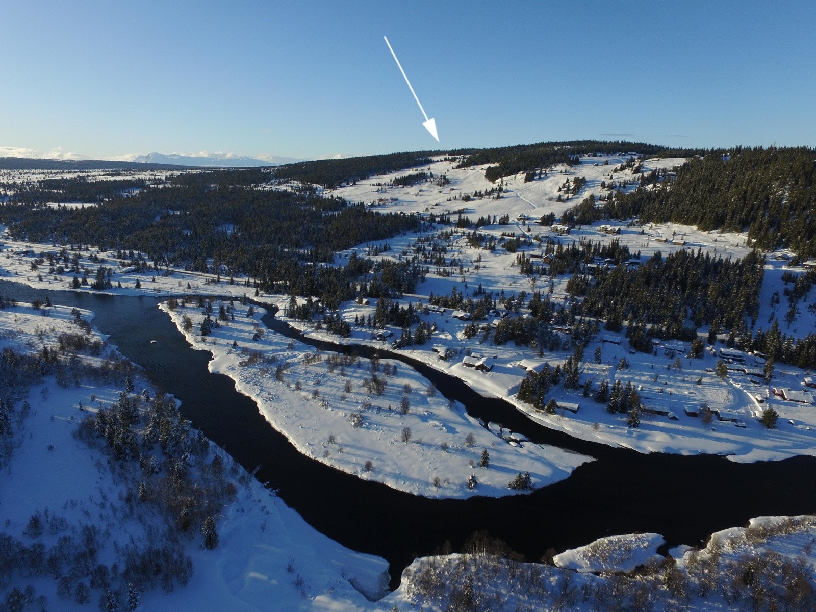 Tomtene ligger åpent og fritt, lett tilgjengelig hele året med skiløypetrasseen passerede i forkant. Galleribilde