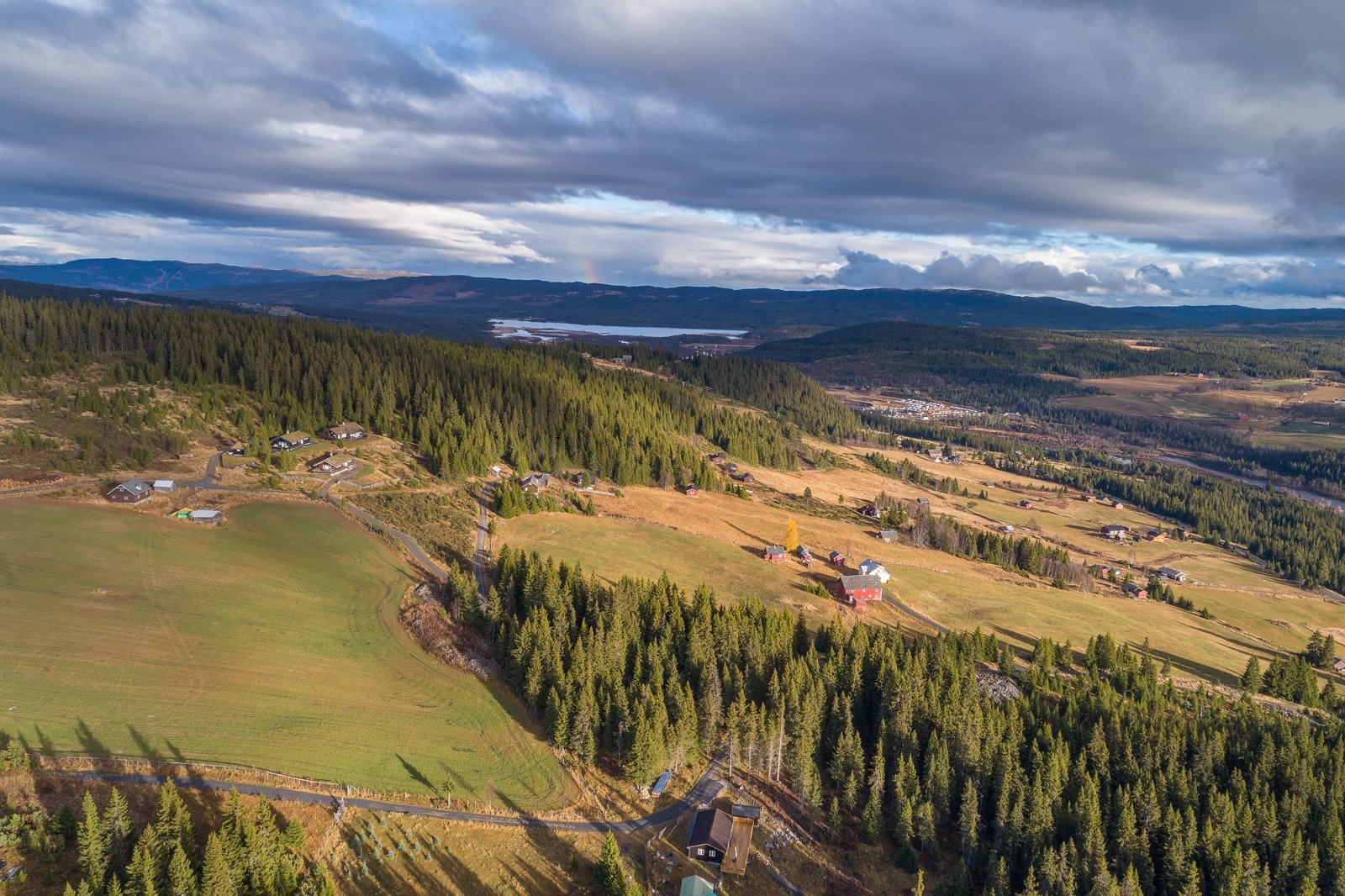 Tomtene ligger åpent og solrikt med fin utsikt utover Tisleidalen, ca. 920 moh. Tomtene er lett tilgjengelige året rundt, og ligger i et område med spredt hytte- og stølsbebyggelse. Galleribilde