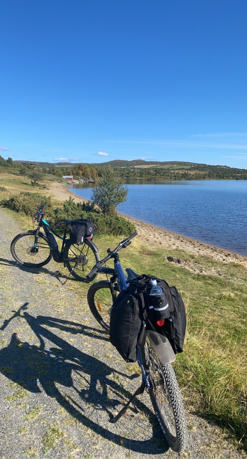 Tisleidalen byr på flott natur og er et eldorado for alle syklister. Her kan en sykle innover de mange stølsveiene i området, besøke vakre fjellvann og støler som fortsatt er i drift. Galleribilde