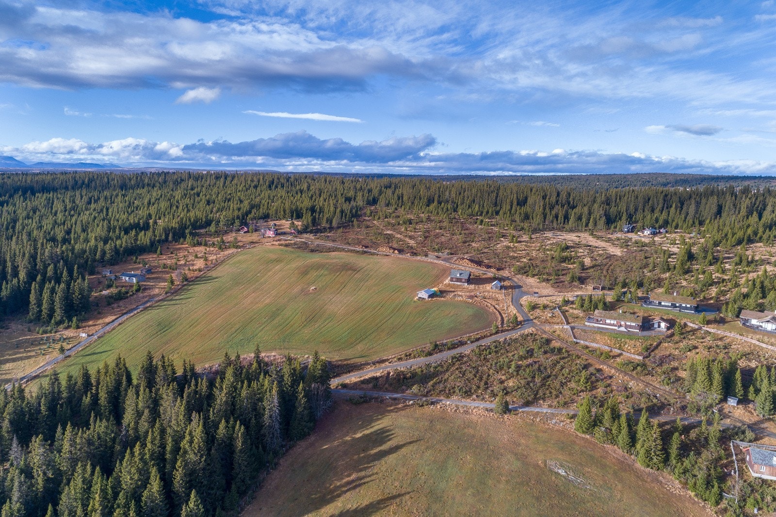 Tomtene ligger åpent og fritt, og har tomtestrørrelse 993 m2 - ca. 1.500 m2. Galleribilde