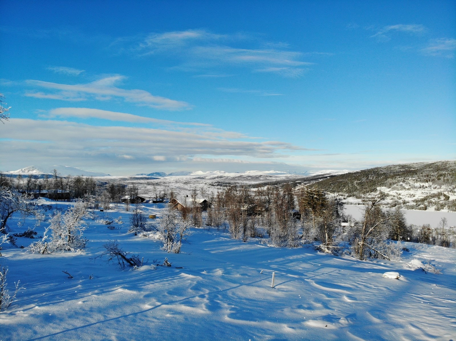 Tomtene ligger i svakt hellende terreng, og det er ingen byggeklausul på tomten. Her kan du selv velge hyttetype og leverandør. Galleribilde