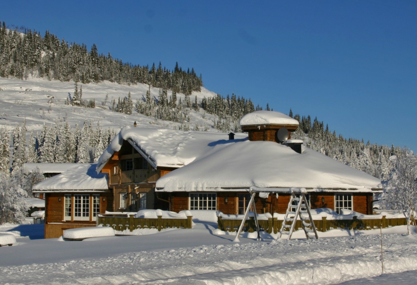 På Vaset finner man en rikholdig Jokerbutikk, Intersport og flere hyggelige serveringssteder som f.eks. Gomobu Fjellstue, Vasetstølen og Sekskanten Kro og Pub. Galleribilde