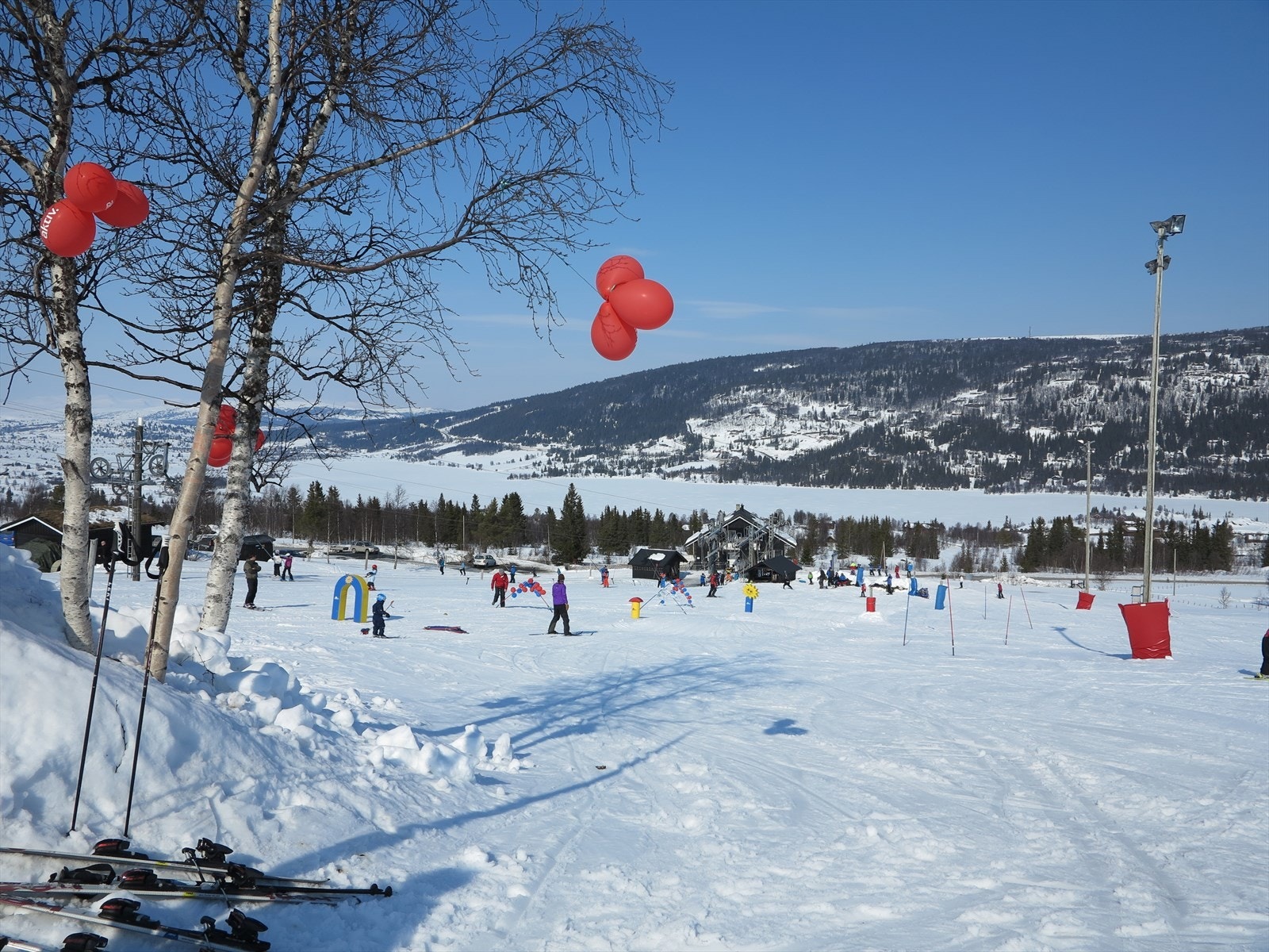 Vaset Skisenter, som tilbyr fine alpinbakker for hele familien, har 3 heiser, 6 nedfarter og eget barnetrekk. Her finner en også rails og hopp, og det er gode muligheter for offpiste. Galleribilde