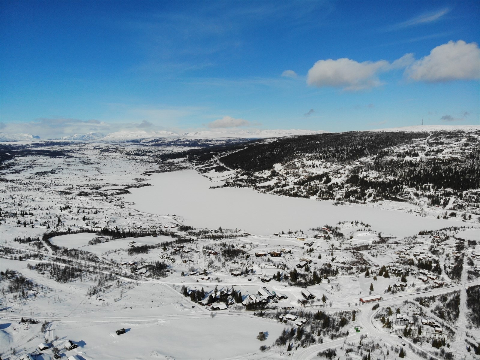 Tomtene ligger åpent og fritt til med nydelig utsikt til bla. Vasetvannet, Ålfjell og fjellene i Jotumheimen. Galleribilde