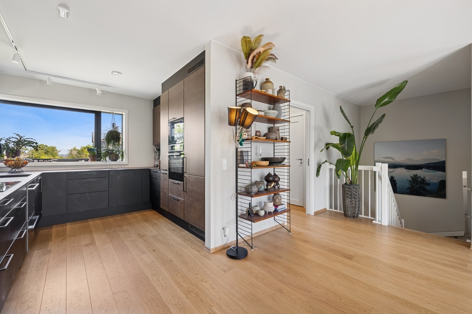 Kjøkkenet ligger i åpen løsning mot stuen, men har likevel en naturlig avskjermet plassering som gir en god romfølelse. Galleribilde