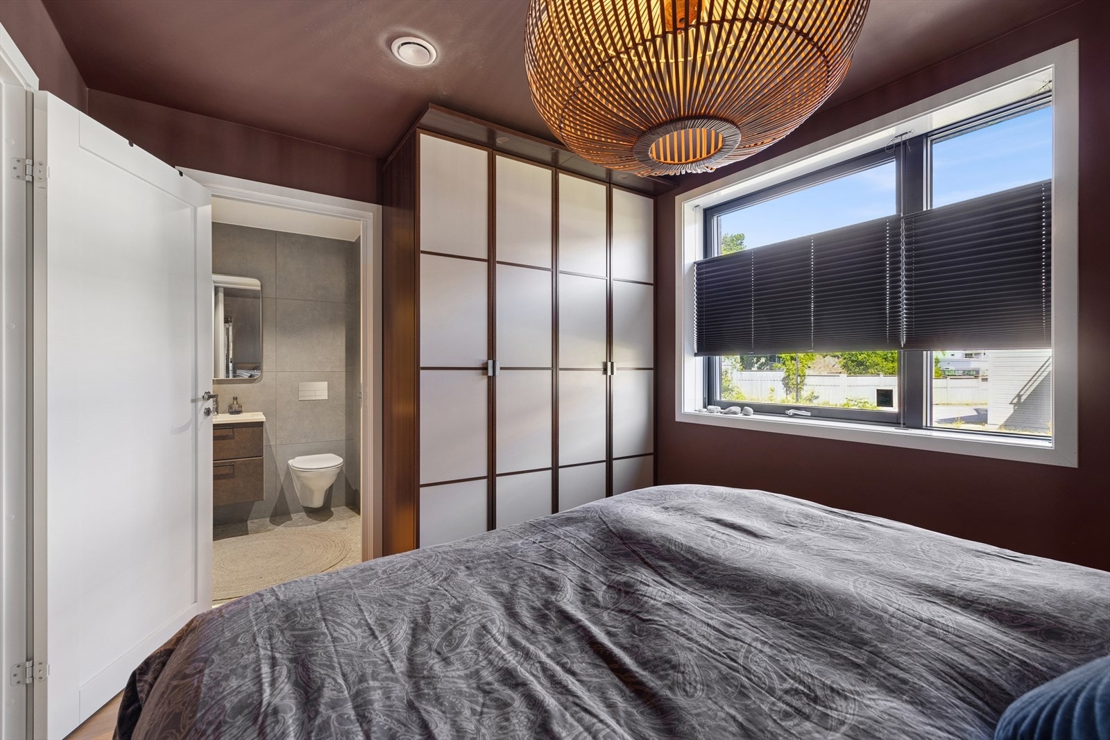 Det er eget baderom tilhørende hovedsoverommet. Galleribilde