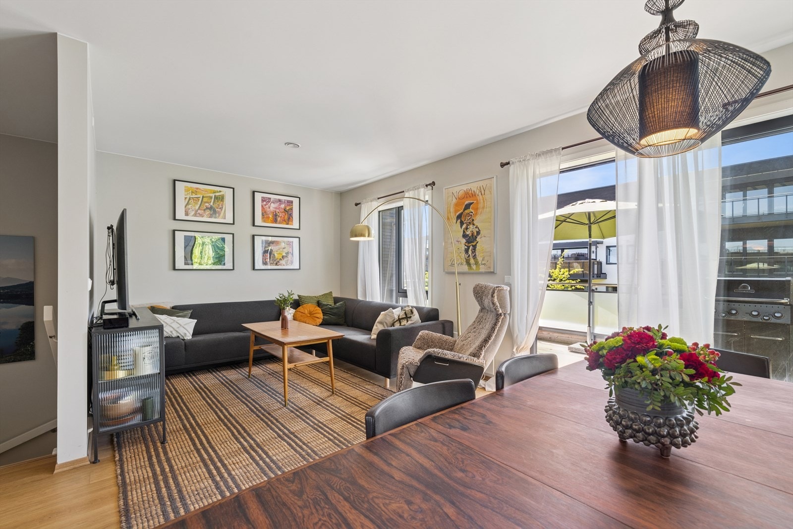 Stuen har en fin utforming med mange muligheter for møblering etter ønske. Galleribilde