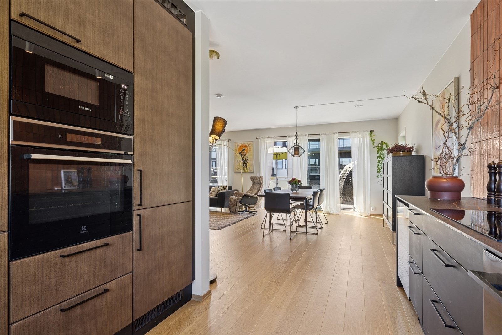 Kjøkkenet har en gjennomgående pen fargepalett. Galleribilde