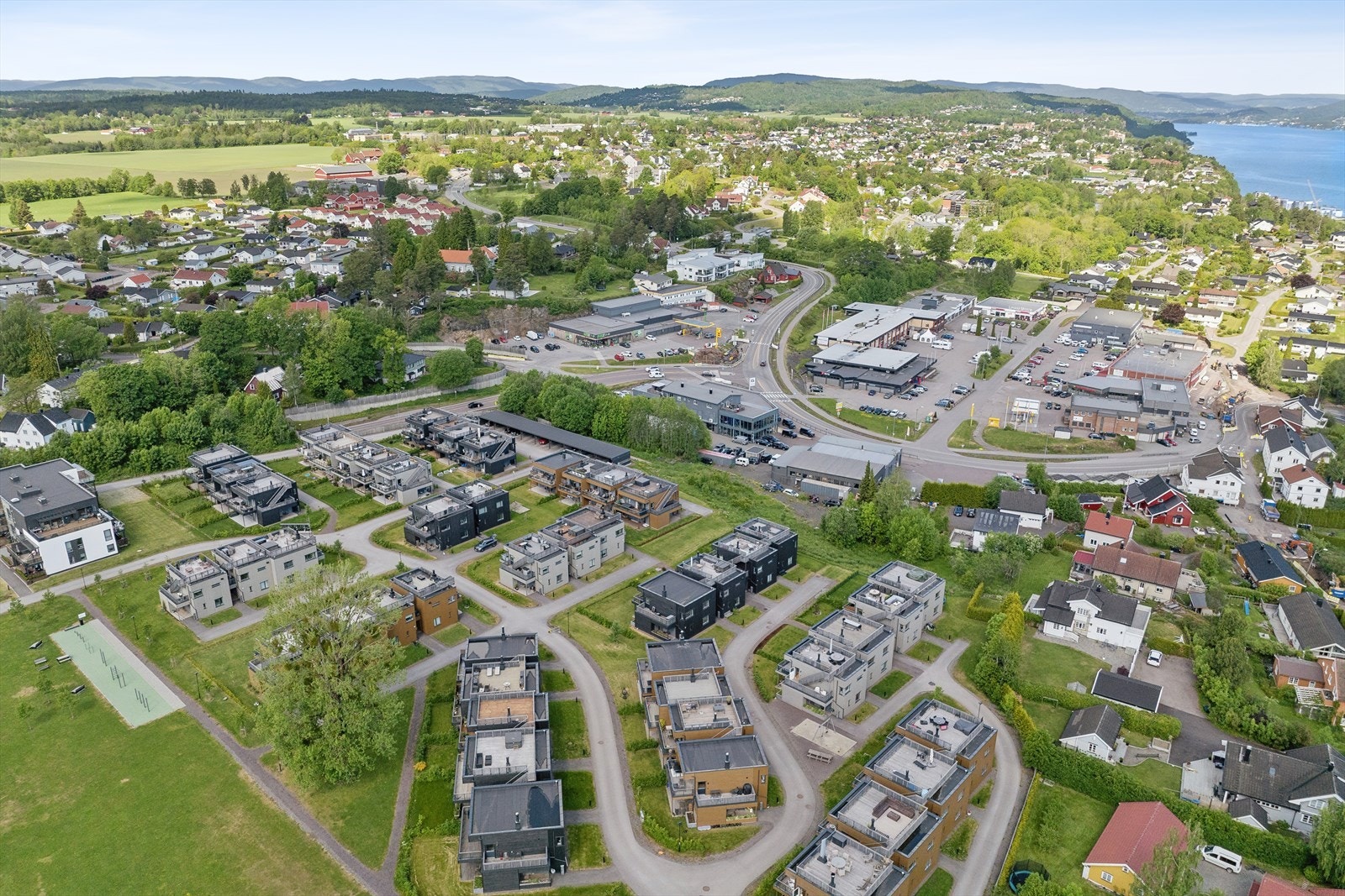 Montessoriskole, barneskole og barnehage ligger kun et steinkast unna, og det er for øvrig flere barnehager i nærområdet. Galleribilde