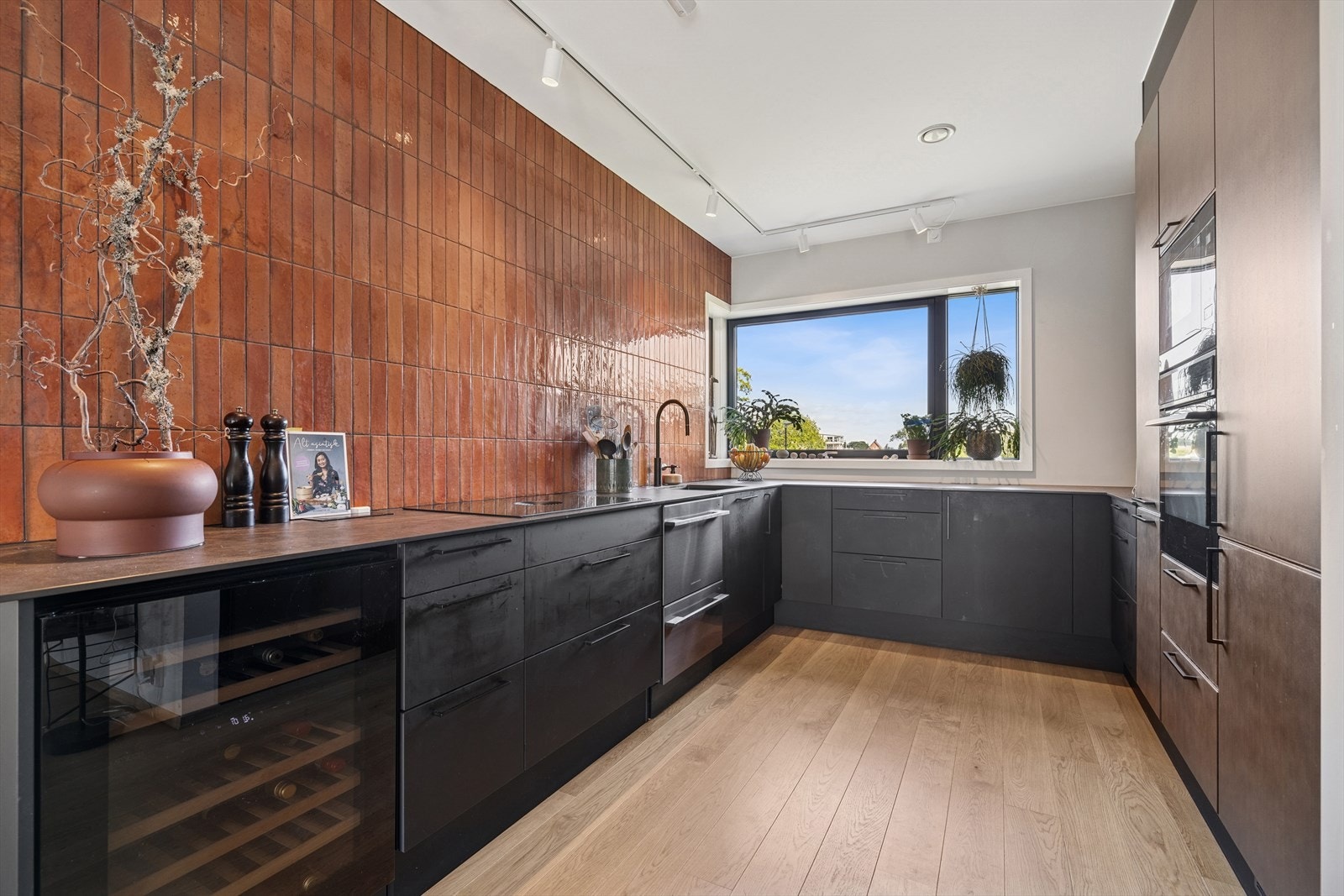 Det er rikelig med skap- og benkplass, helfliset vegg for enkel rengjøring og store vinduer som gir godt lysinnslipp. Galleribilde