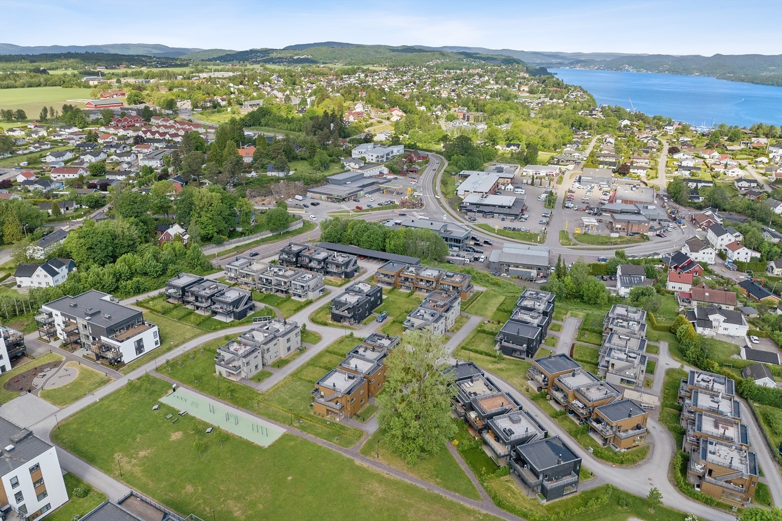 Boligen ligger i et meget moderne, nyetablert og barnevennlig boligområde ved Eikelund i Holmestrand. Galleribilde