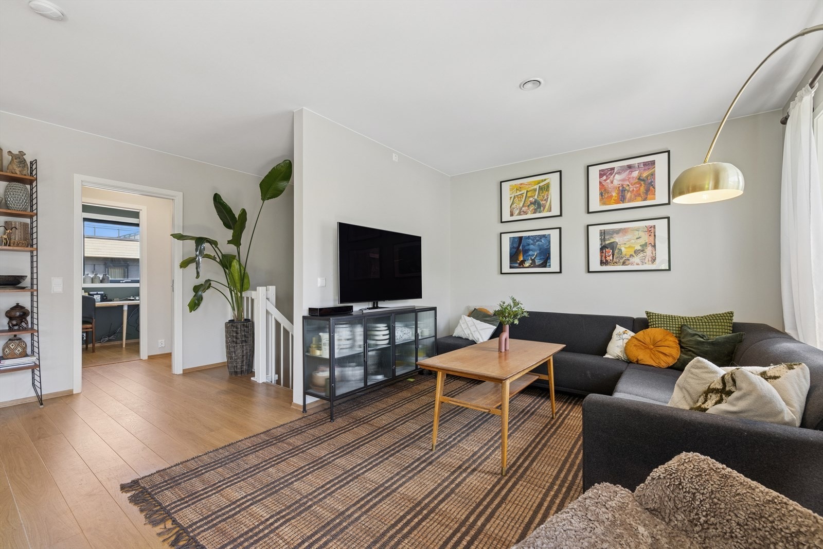 Gulvet er belagt med parkett av høy kvalitet, og vegger og tak er malt i delikate, tidsriktige farger. Galleribilde