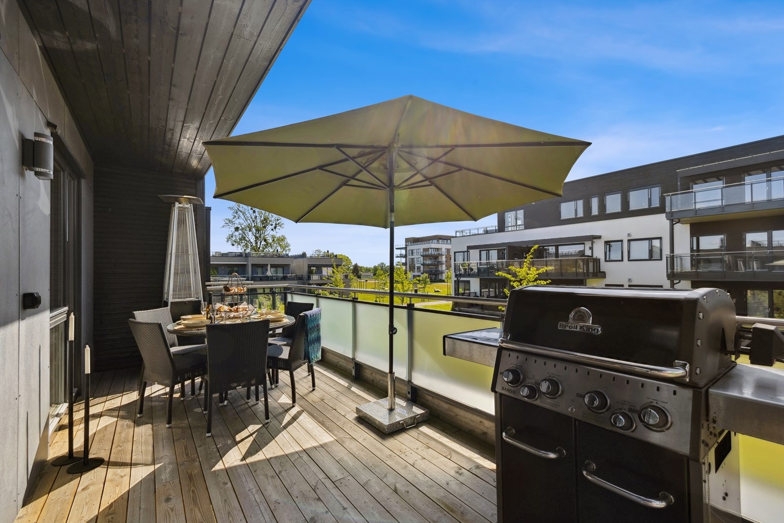 Fra stuen er det utgang til en trivelig balkong med glassrekkverk - et hyggelig sted å nyte fine sommerkvelder. Galleribilde