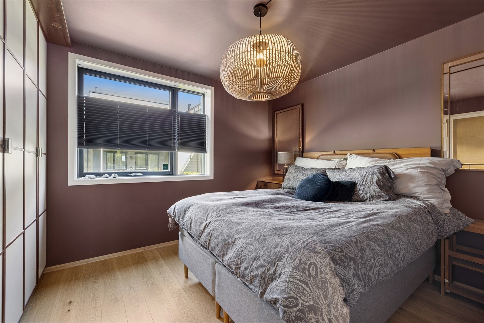 Boligen har tre romslige soverom i første etasje. Her ser vi det flotte hovedsoverommet avbildet. Galleribilde