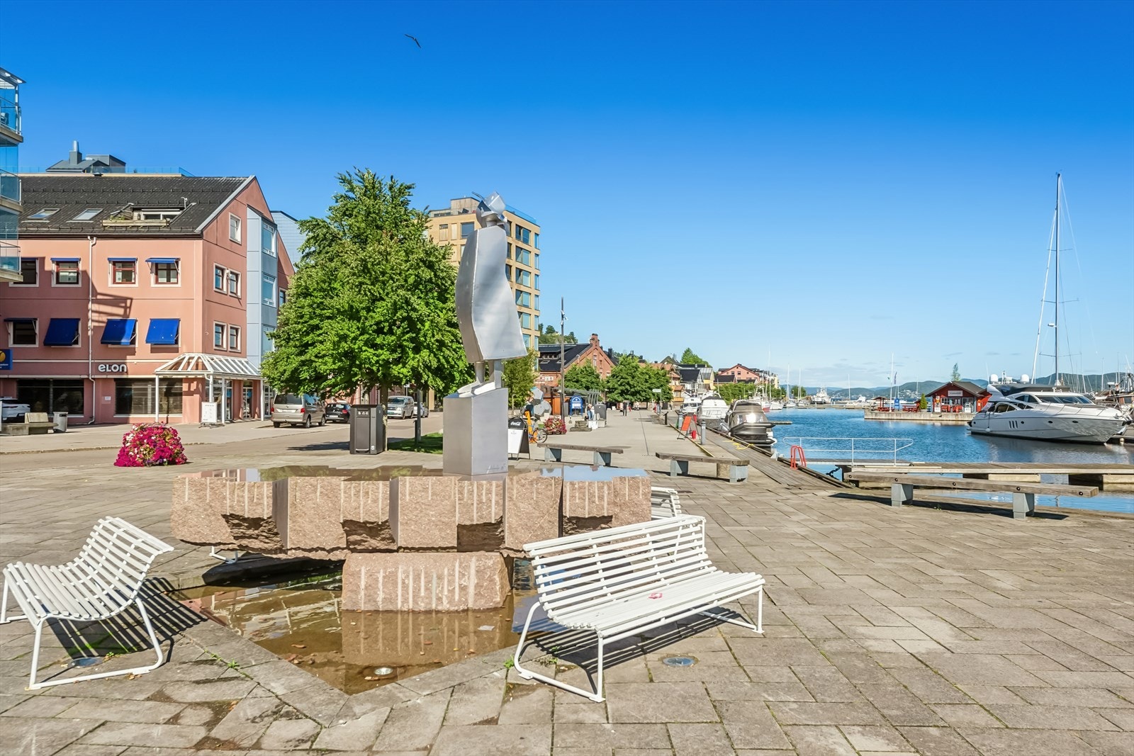 Fra boligen er det kort avstand til Holmestrand sentrum som er en idyll om sommeren med badestrender og båthavn. Her finner man også et stort utvalg av forretninger, bank, post, caféer/restauranter og underholdningstilbud. Galleribilde
