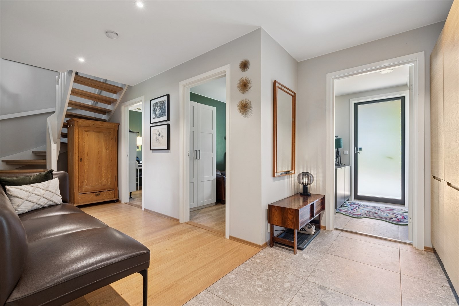 Romslig og lys entré med god plass til både sko og yttertøy. Gulvet i entreen er flislagt med termostatstyrte varmekabler - både praktisk og behagelig. Galleribilde