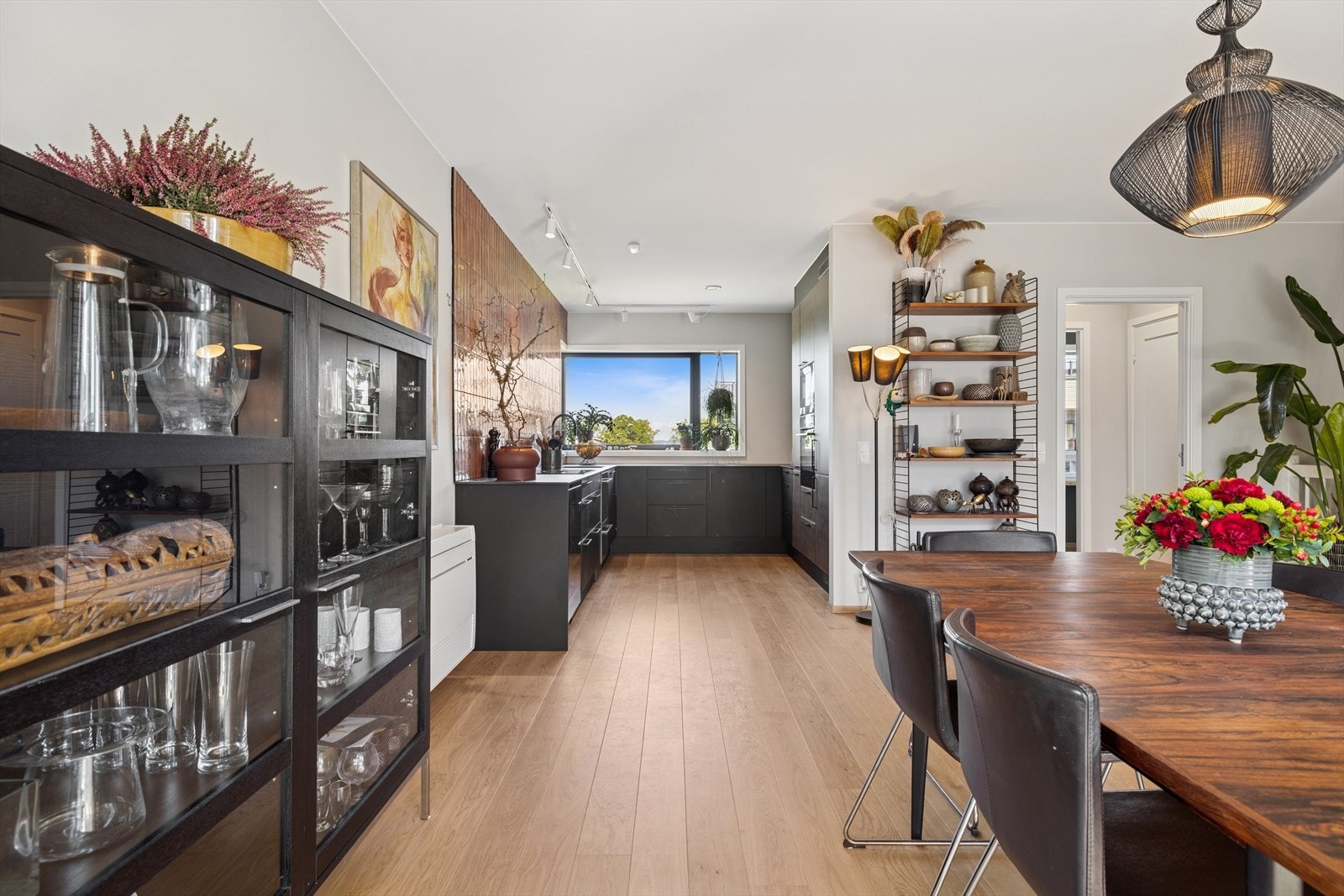 Det er montert varmepumpe i rommet for effektiv oppvarming, og det er anledning for montering av peis. Galleribilde