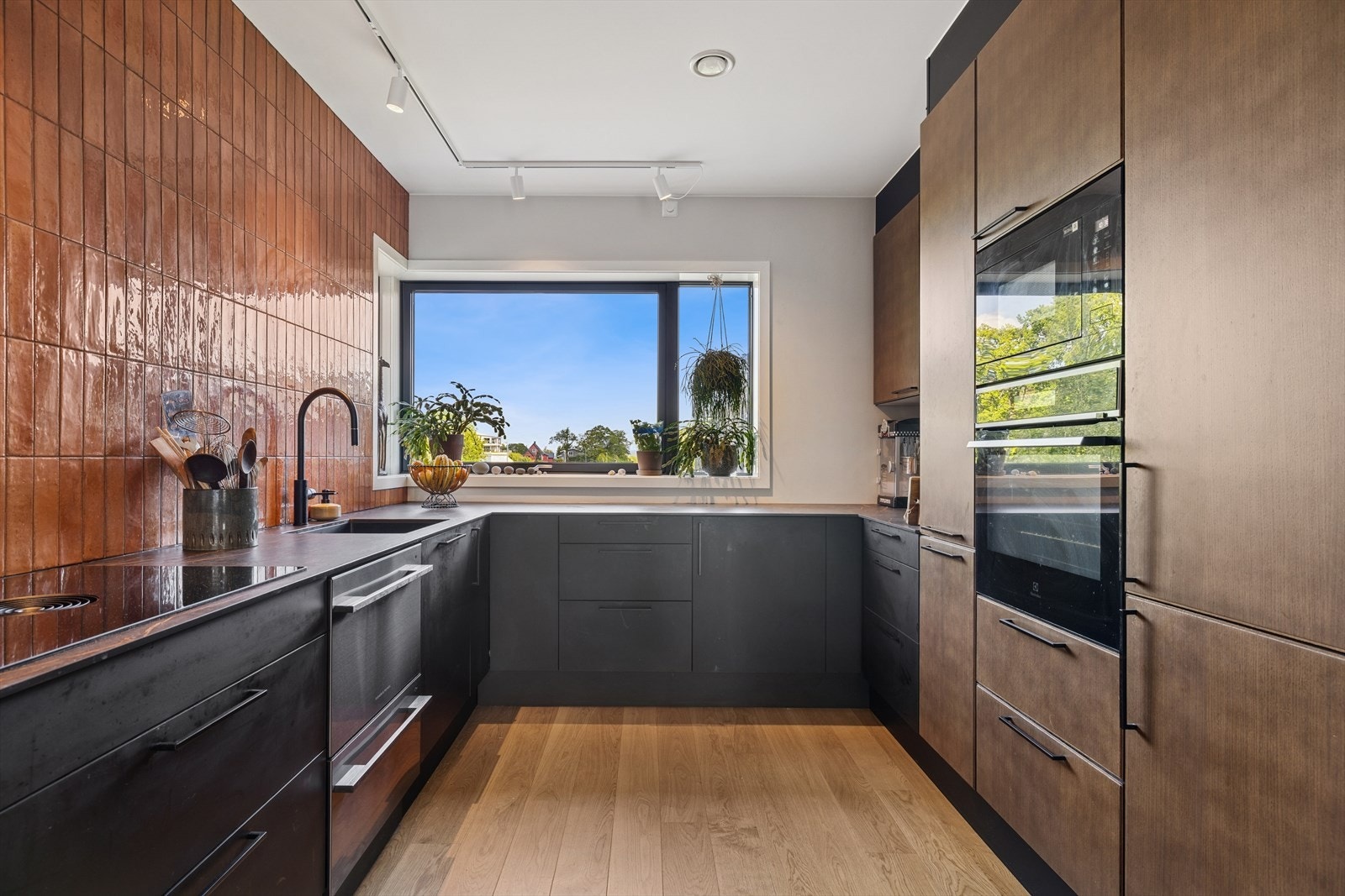 Kjøkkeninnredningen er levert av anerkjente Designa og holder en høy standard - med integrerte hvitevarer som vinskap, platetopp med integrert ventilator, stekeovn, mikrobølgeovn, dobbel oppvaskskuff og kombinert kjøl/frys. Galleribilde