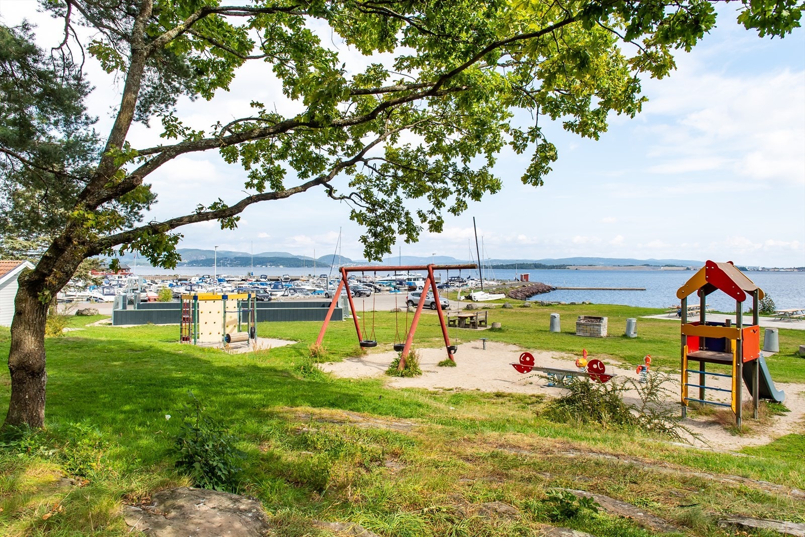 Holmestrand byr på en rekke turdestinasjoner av høy kvalitet. Her kan blant annet Bassengparken, Botnemarka, Eikelundåsen, fjordstien og Bergskogen trekkes frem. Galleribilde