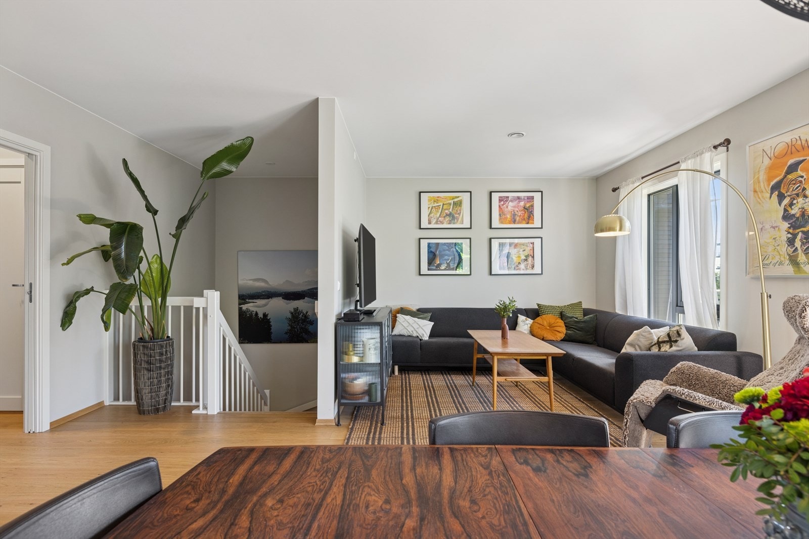 Det god plass til både sofagruppe og stort spisebord som sikrer en sosial atmosfære i rommet. Galleribilde