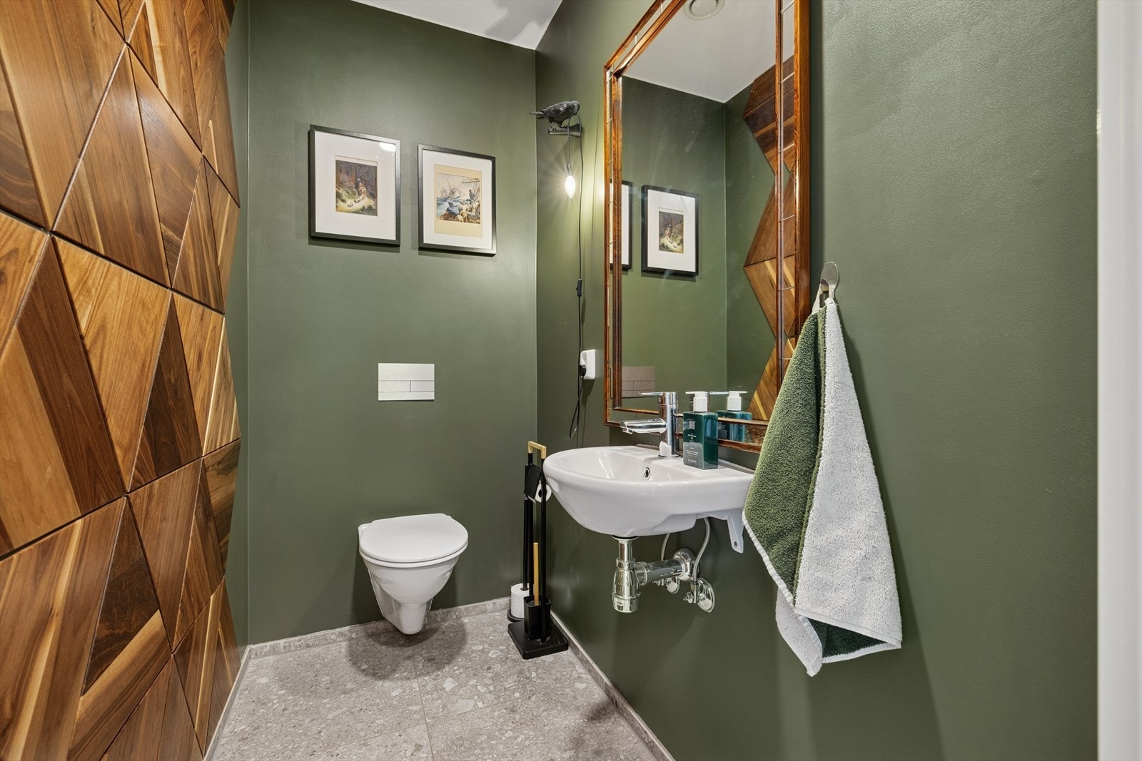 I andre etasje finner du også et lekkert, separat toalettrom med fliser på gulvet, vegghengt toalett, speil og servant. Galleribilde