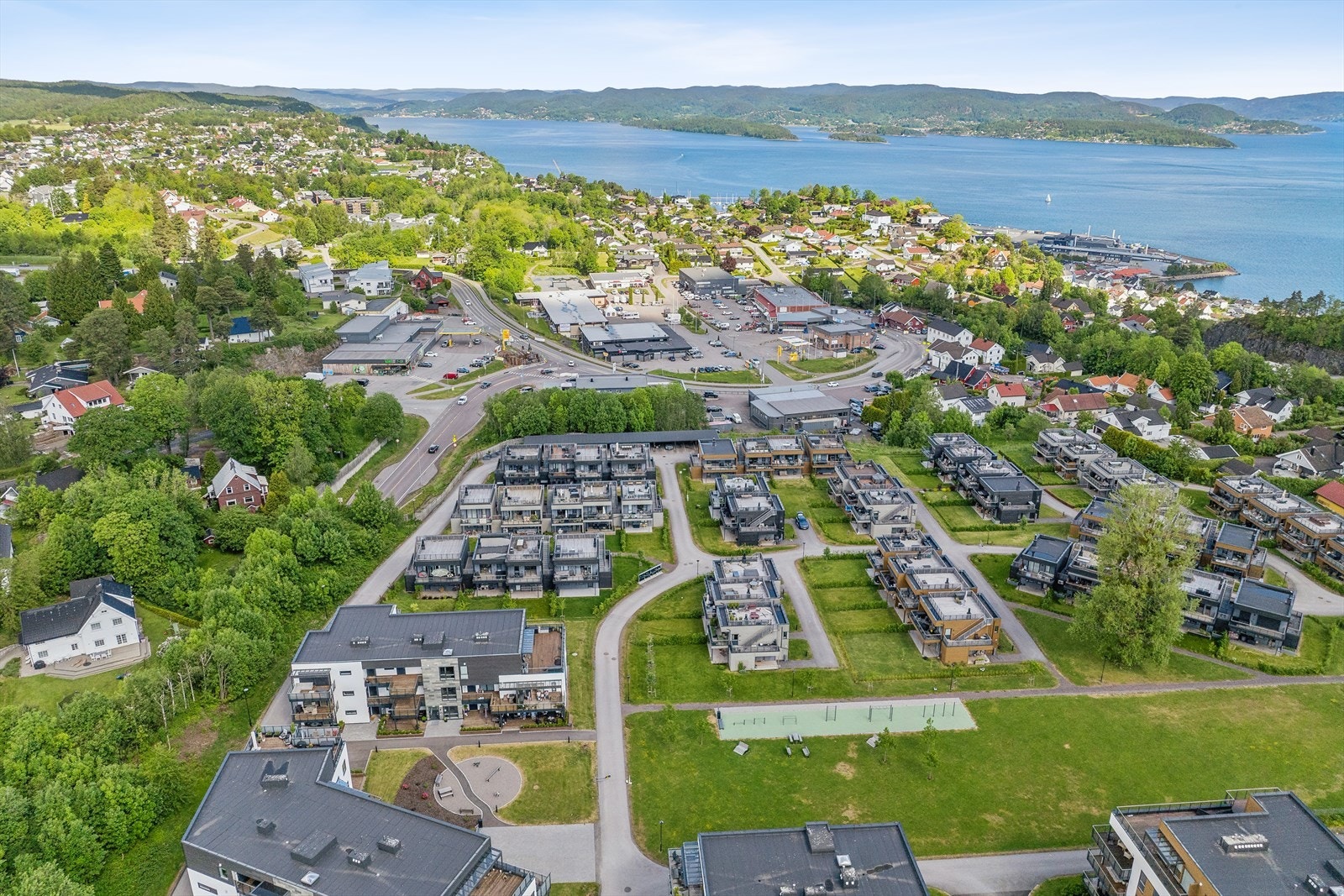 Meget populært boligområde med gode solforhold og kort vei til det meste man skulle ha behov for i hverdagen. Det er gangavstand til blant annet matbutikker, treningssenter, turområder og bussholdeplass. Galleribilde