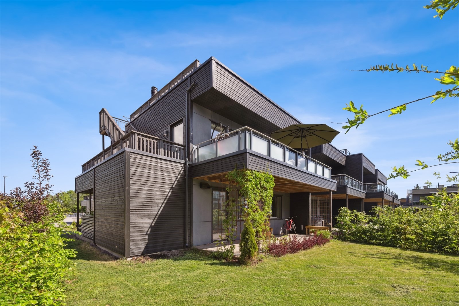 Uteområdet byr på en stor overbygget terrasse, pene plenarealer og hekk som omkranser tomten. Galleribilde