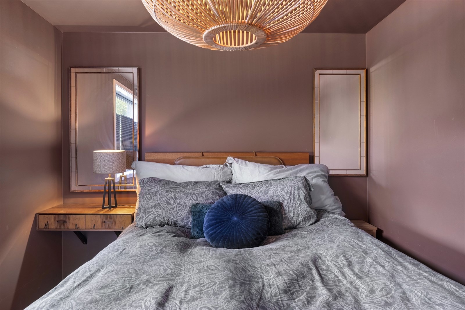 Hovedsoverommet har pene fargevalg og parkett, i tillegg til gode garderobeløsninger. Galleribilde