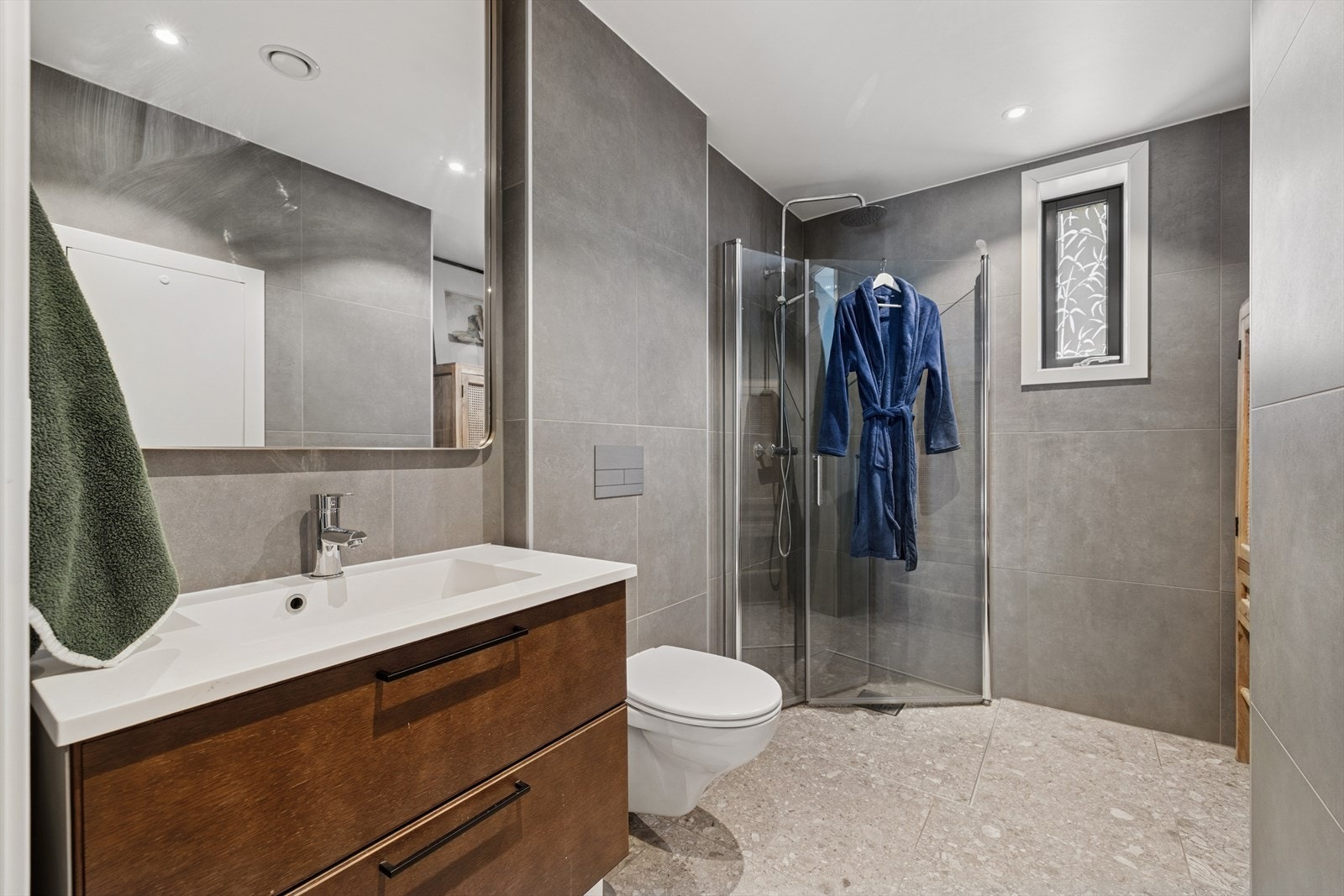 Badet i første etasje er svært tiltalende, med en moderne og påkostet utførelse. Det er opplegg for vaskemaskin og tørketrommel i rommet. Galleribilde