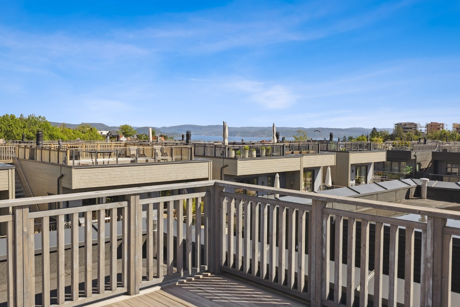 Takterrassen er på hele 50 m² og har en fantastisk utsikt over det naturskjønne nærområdet og Oslofjorden. En fin plass å nyte sommeren. Galleribilde