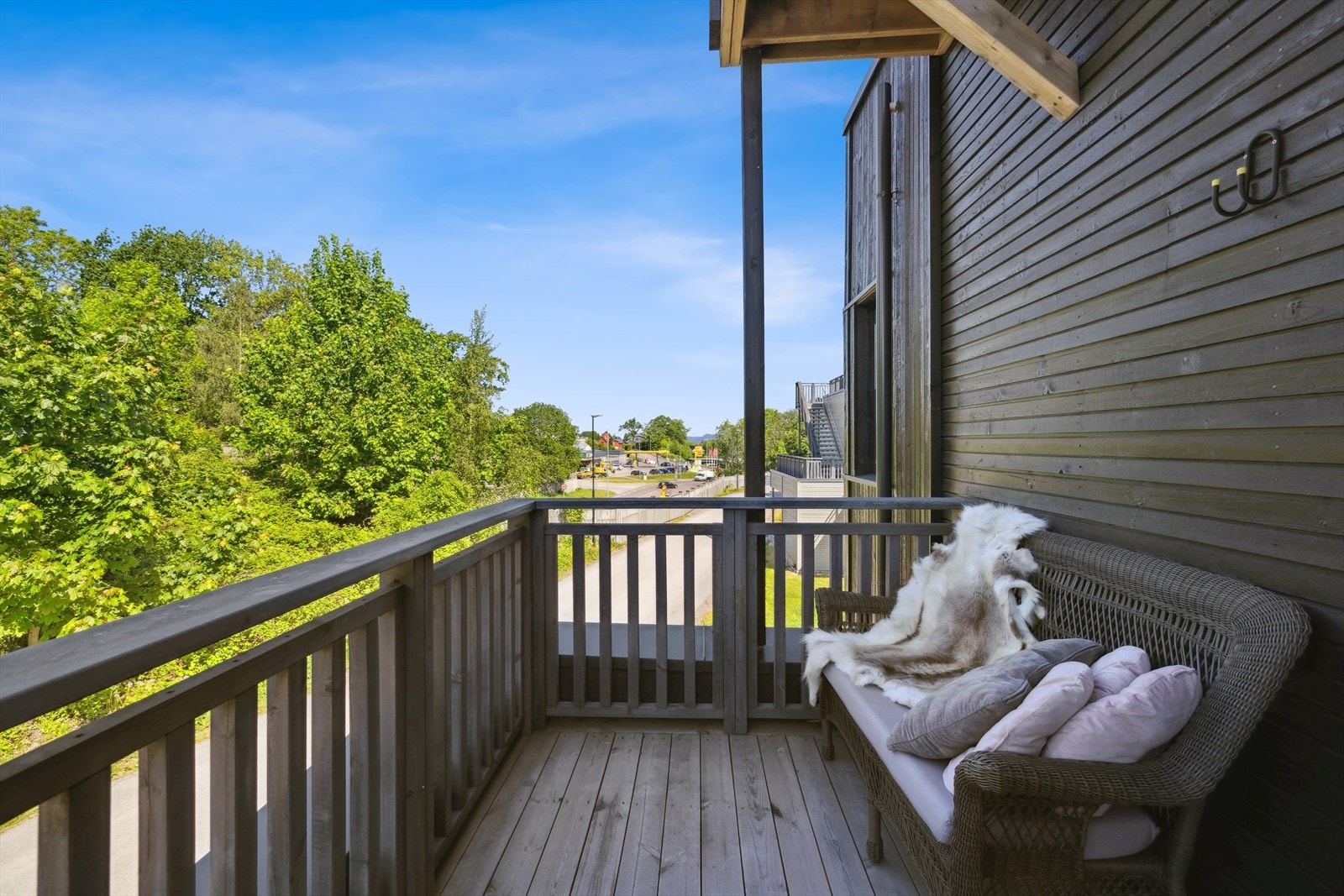 Det er også utgang til en øvrig balkong med trapp opp til den romslige takterrassen. Denne balkongen har enestående solforhold med fin kveldsol. Galleribilde