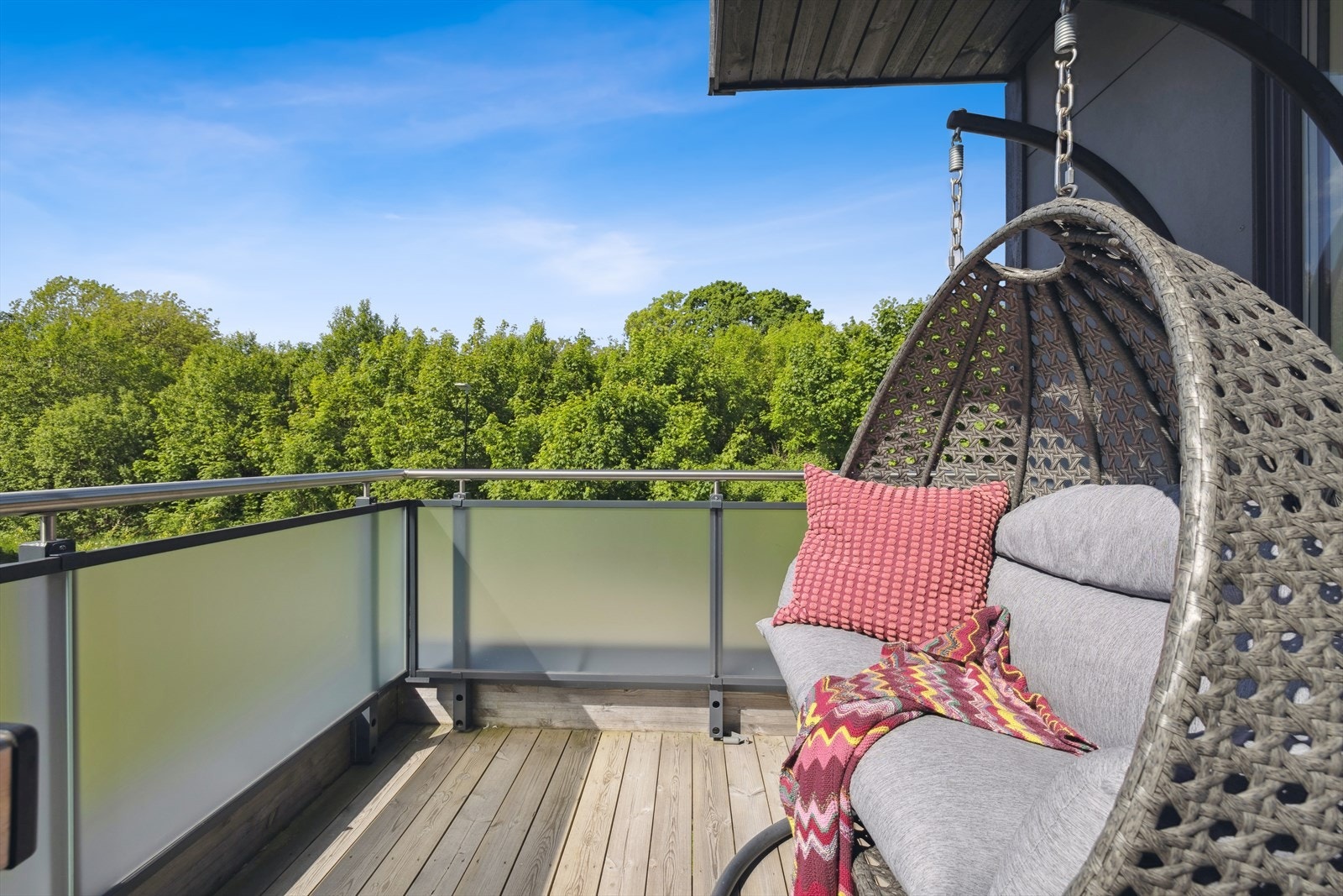 Her får du flott utsikt og en fin forlengelse av stuearealet i sommerhalvåret. Galleribilde