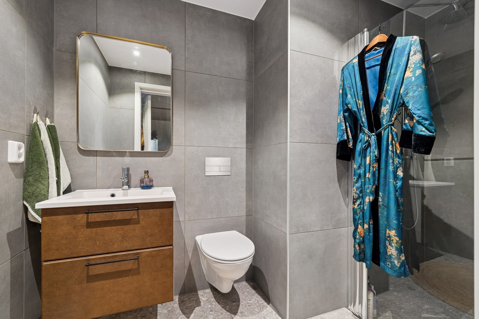 Baderommet tilhørende hovedsoverommet er innredet og gjennomført i samme lekre og påkostede stil som hovedbadet. Galleribilde