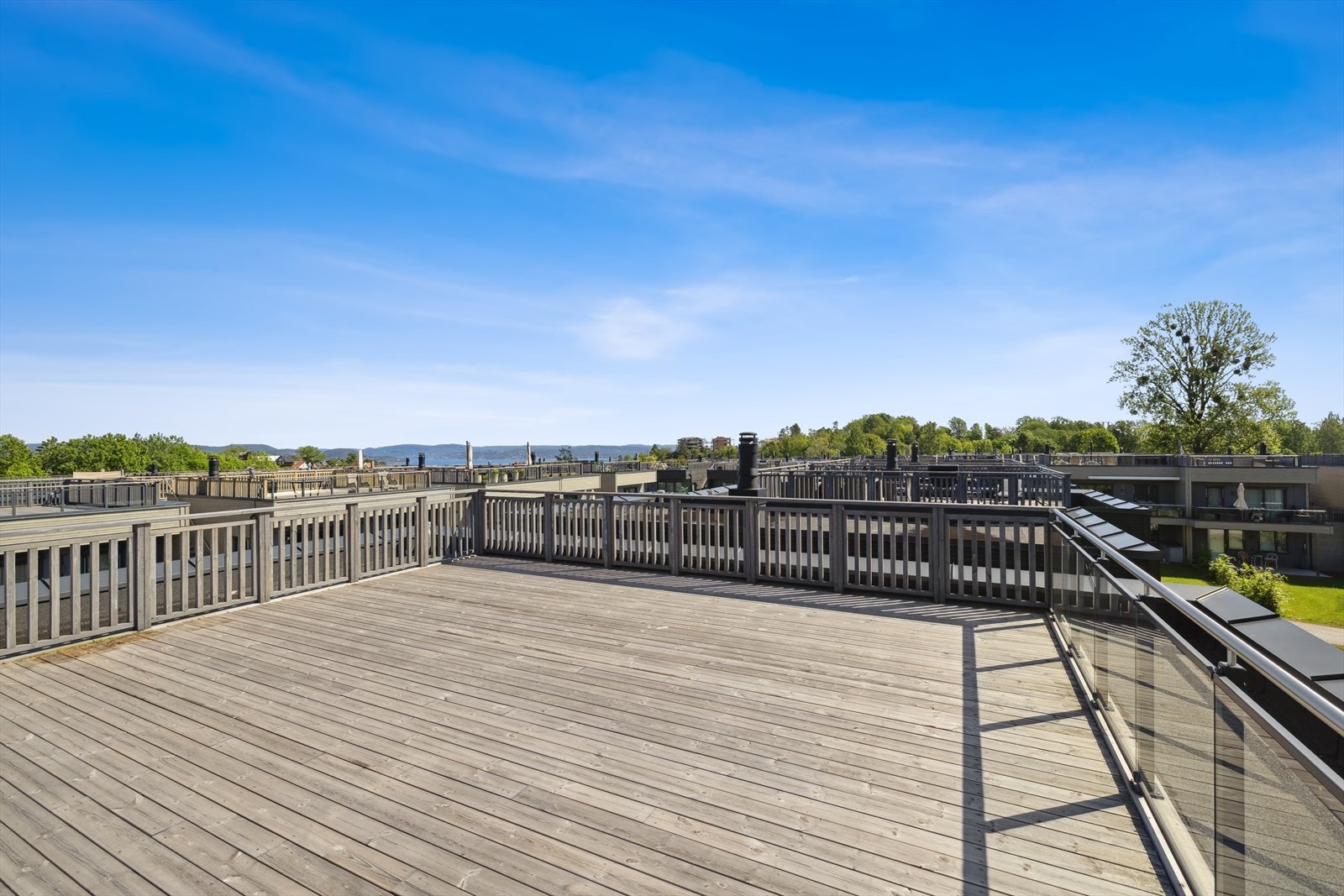 Takterrassen er på hele 50 m² og har en fantastisk utsikt over det naturskjønne nærområdet og Oslofjorden. Med gode solforhold, godt med plass og fin belysning er dette en nydelig forlengelse av boligen. Galleribilde