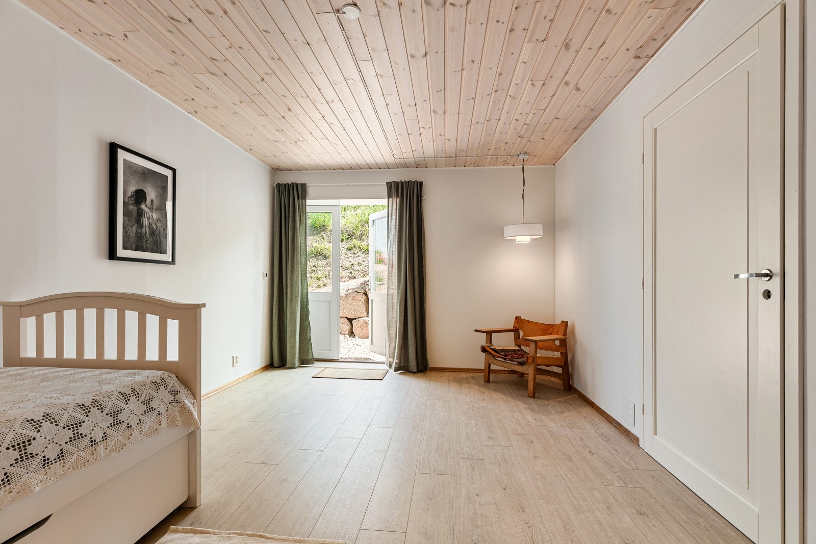 Egen inngang til soverom/kontor i kjelleren. Galleribilde