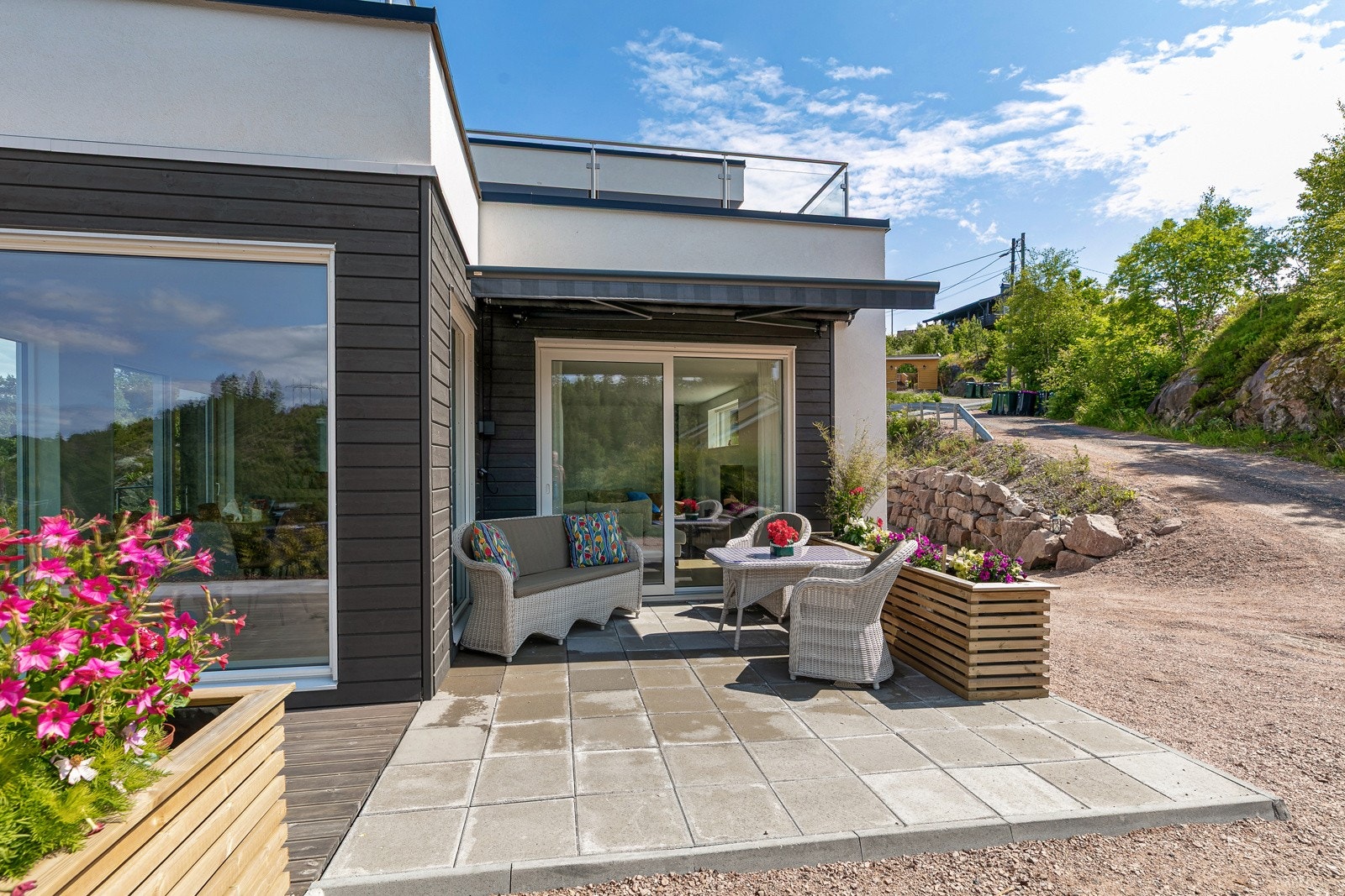 Terrasse med markise utenfor stue i 1. etasje Galleribilde