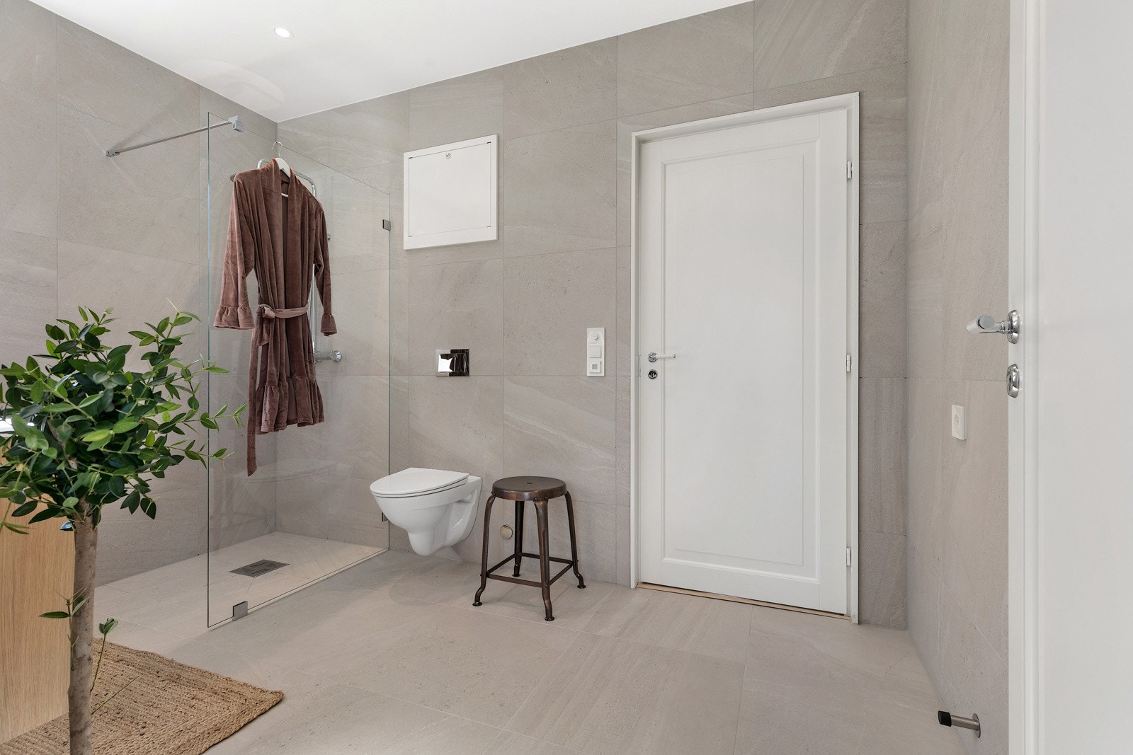 Bad med inngang både fra hall og fra det ene soverommet Galleribilde