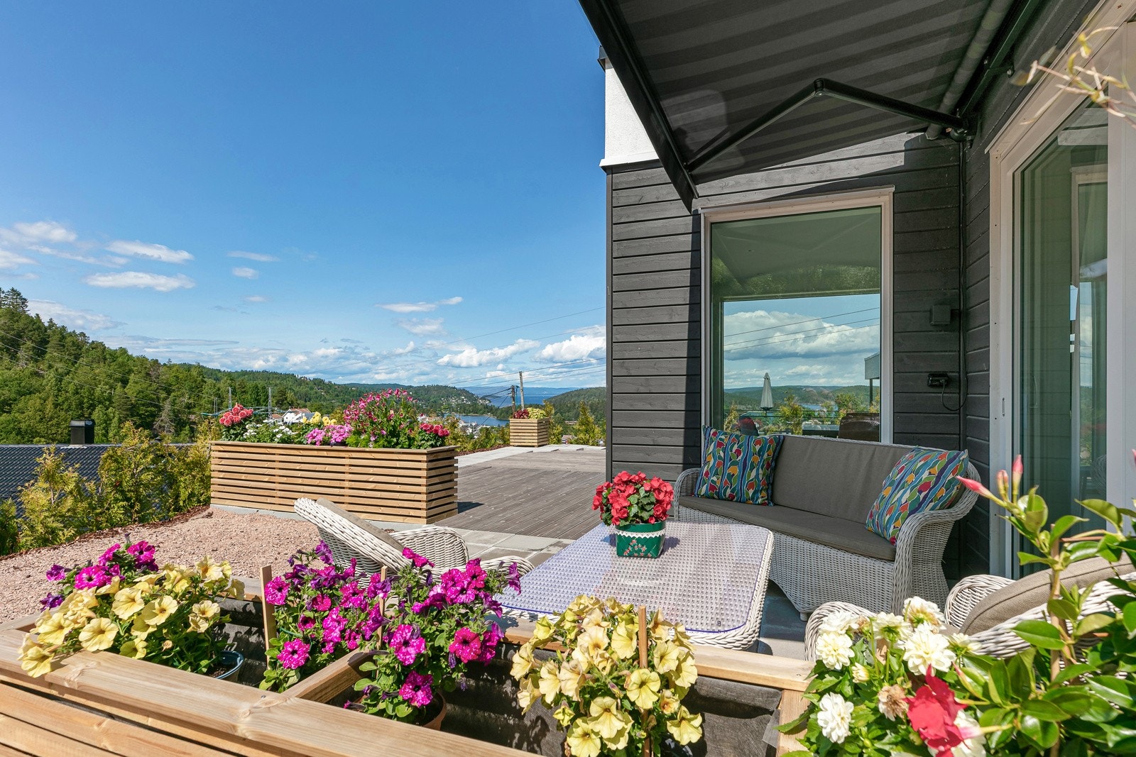 Terrasse utenfor stue i 1. etasje Galleribilde