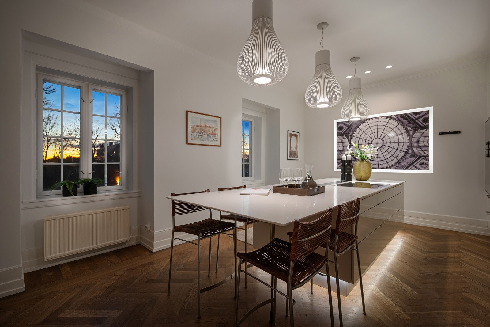 Kjøkkenet ligger i eget rom, tilknyttet spisestuen.