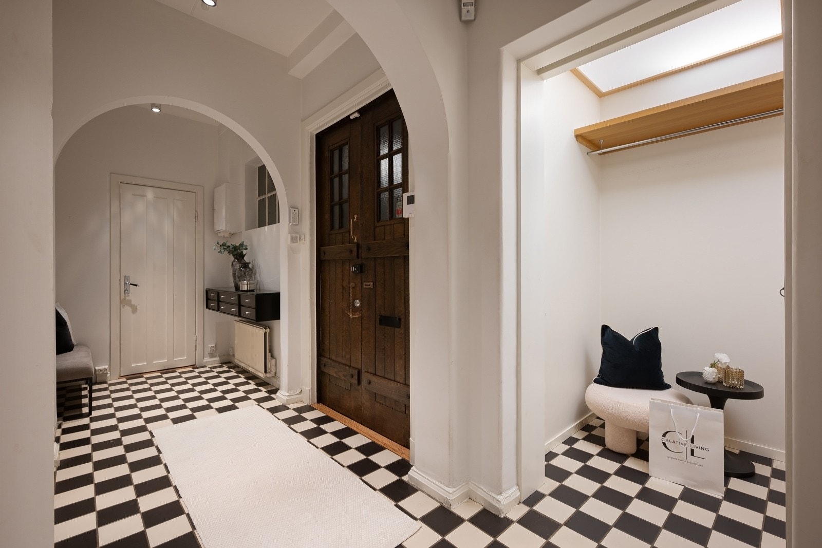 I hallen finnes det en veggmontert skuffeseksjon ved inngangen til toalettrommet og adkomst til en egen garderobedel. Leiligheten har også en hendig sportsbod i kjelleren.