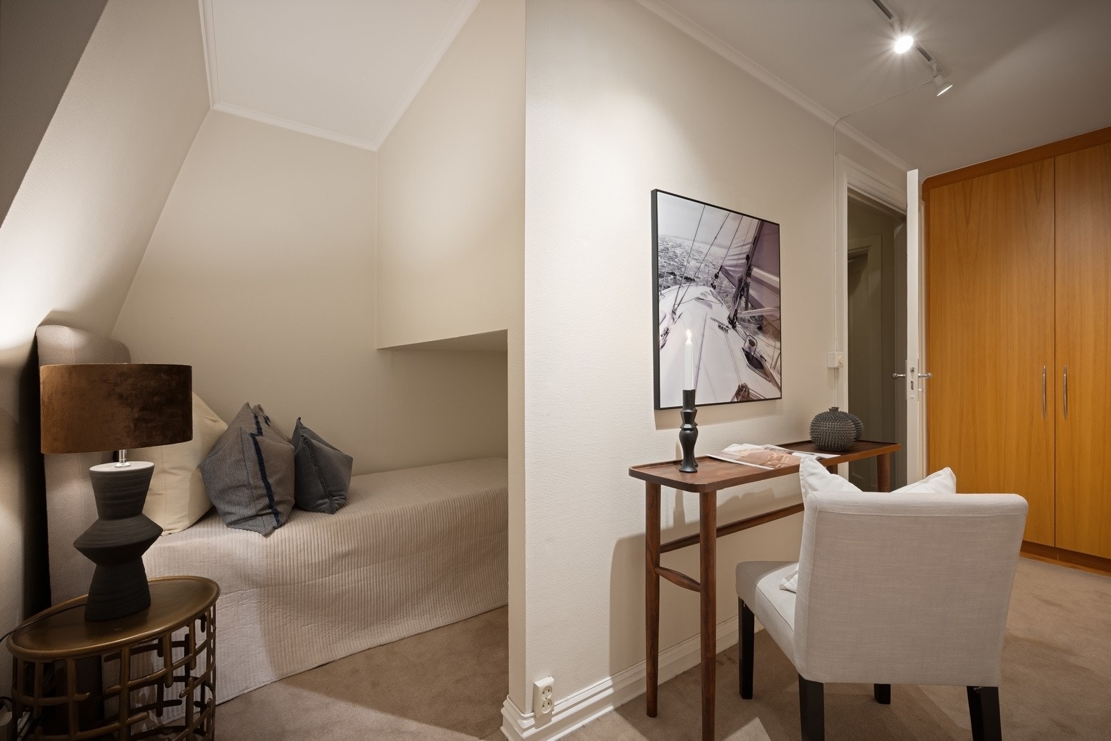 Praktisk nisje med plass til en fin sengeløsning.