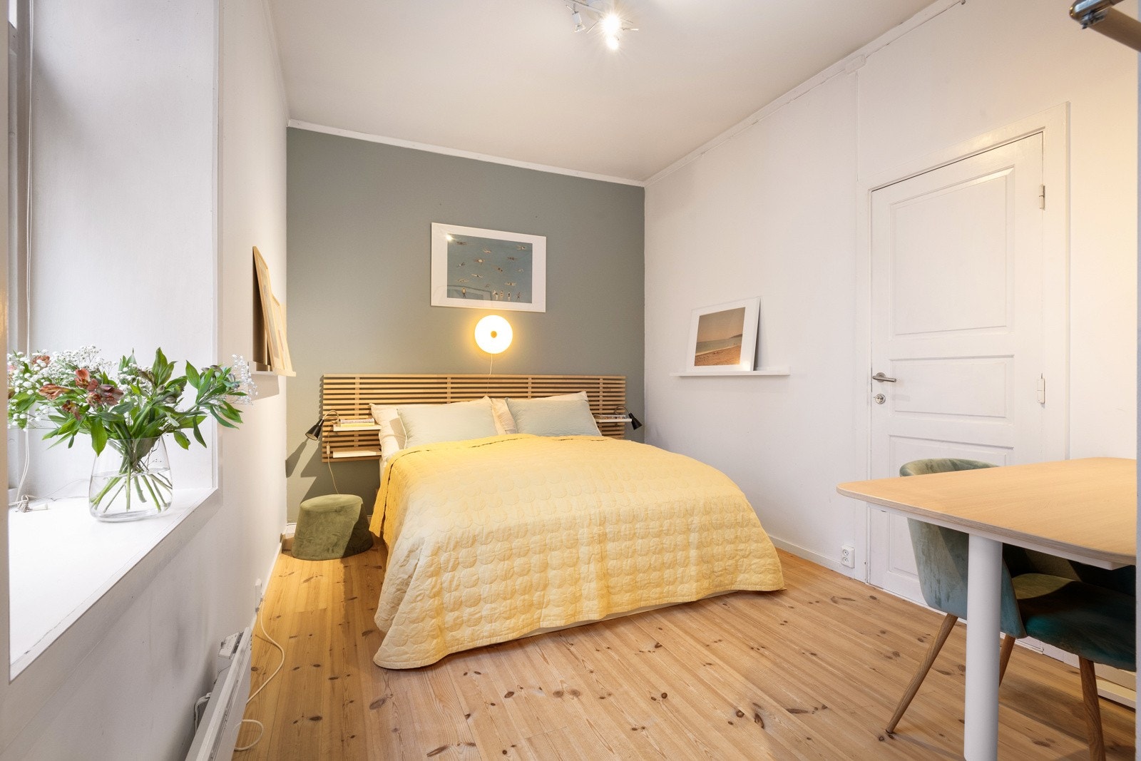 Romslig soverom med god plass til stor seng Galleribilde