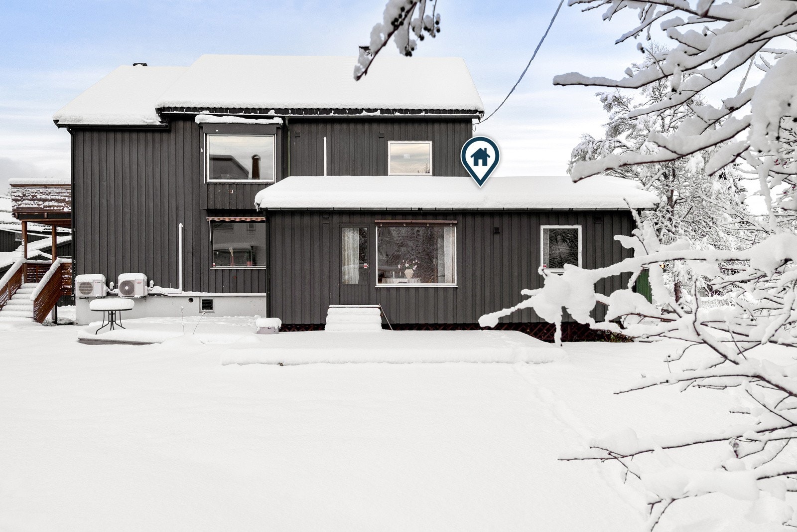 Leiligheten er i et tillbygg på tomten uten noen nabo over eller under. Egen terrasse på utsiden av stuen.