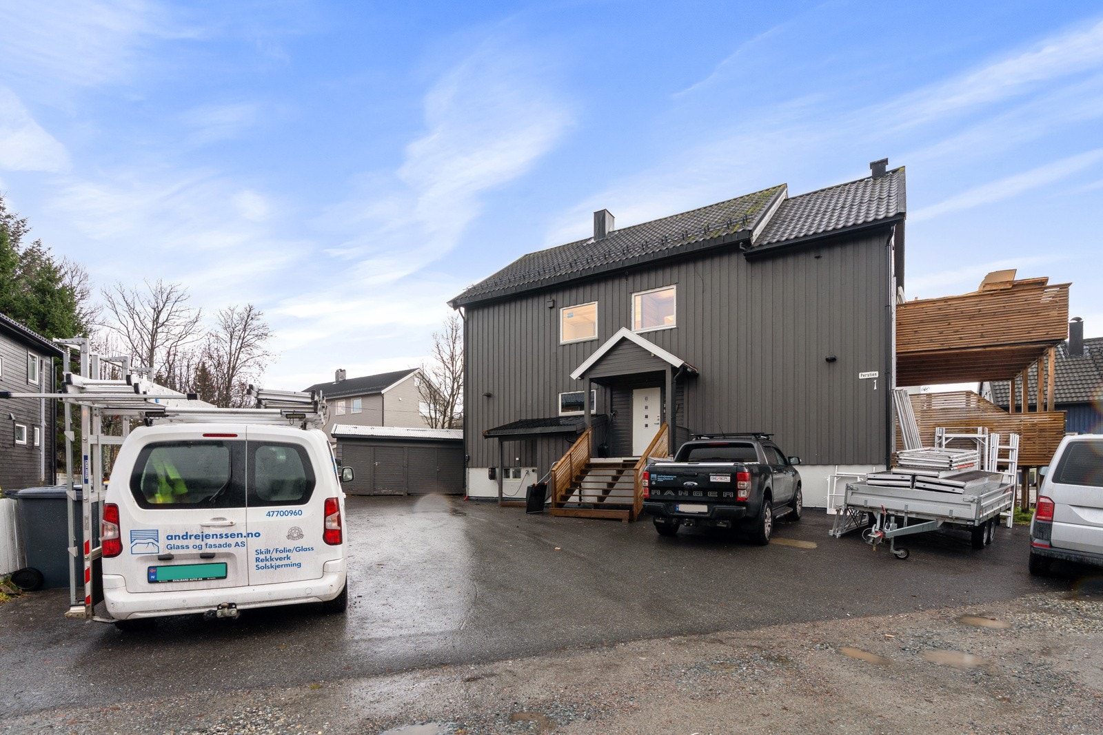 Det følger med oppstillingsplass for bil på sameiets parkering.