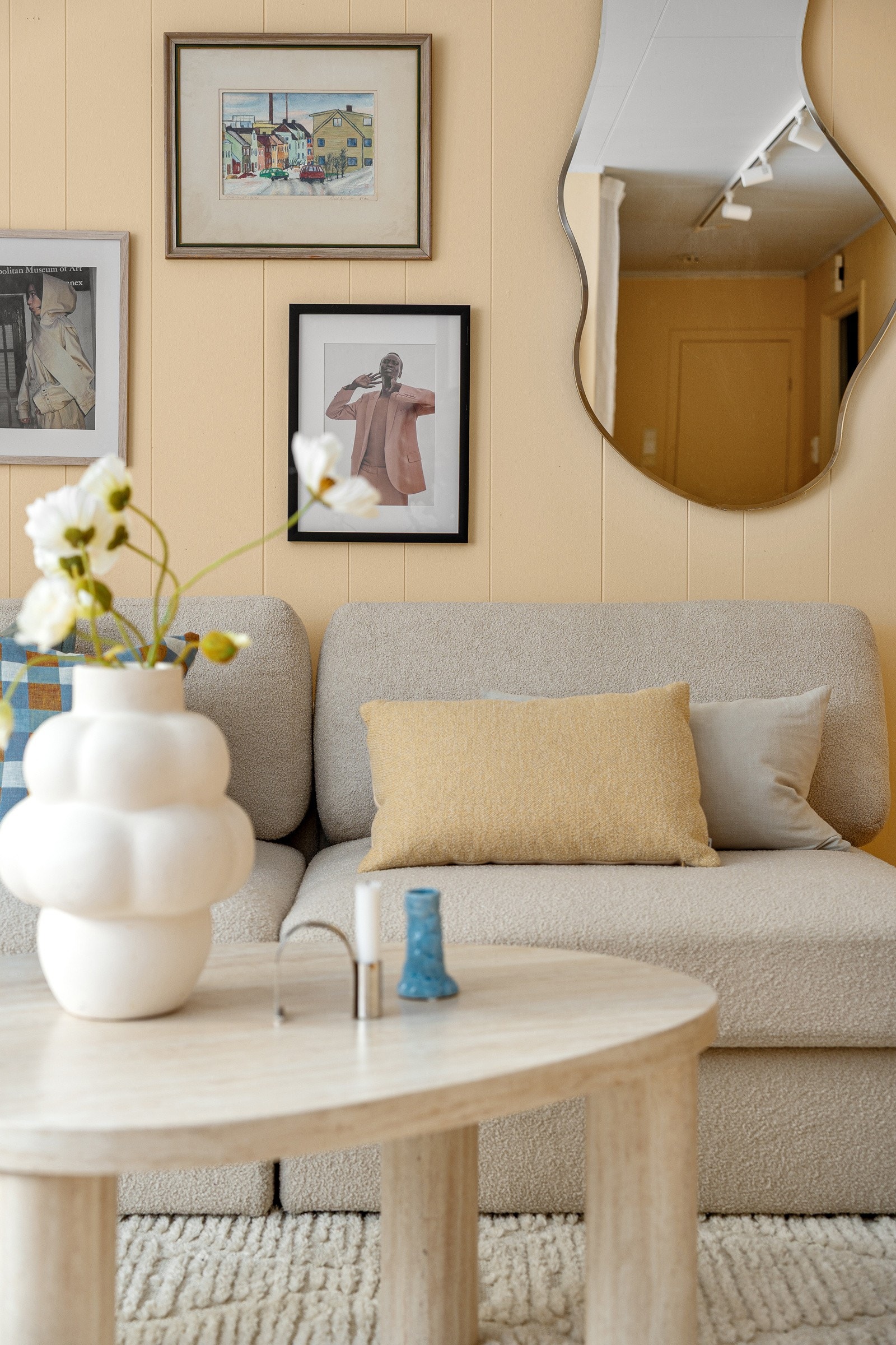 Flott stue med flere møbleringsmuligheter.